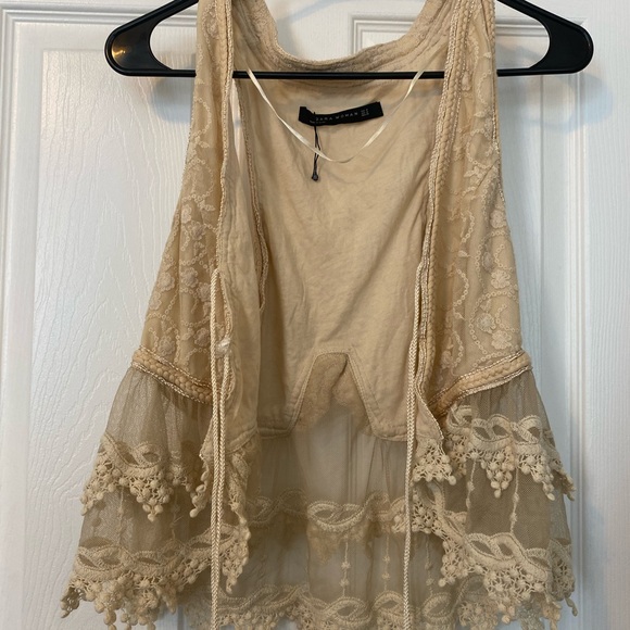 Zara Lace Vest - Picture 3 of 4